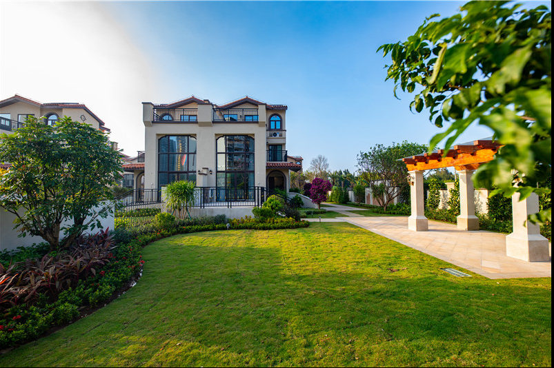 升级和所需的业绩是多少?