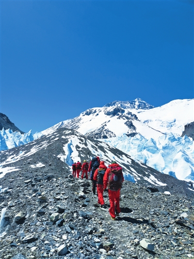 珠峰高程测量登山队再次出发冲顶