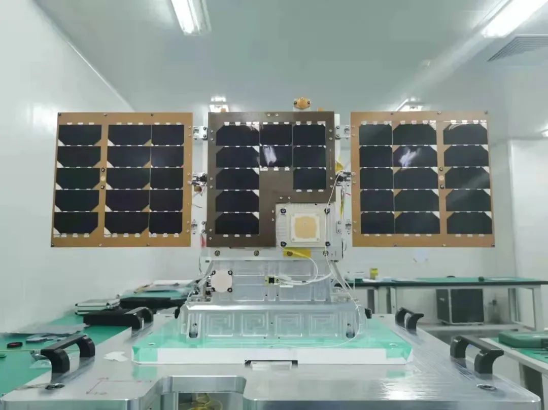 指导学生造卫星的武大教授 指导学生造卫星的武大教授