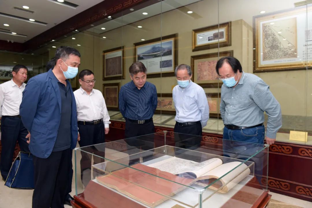 河北省科学技术协会领导到河北省测绘学会调研并赠送书籍 河北省科学技术协会领导到河北省测绘学会调研并赠送书籍