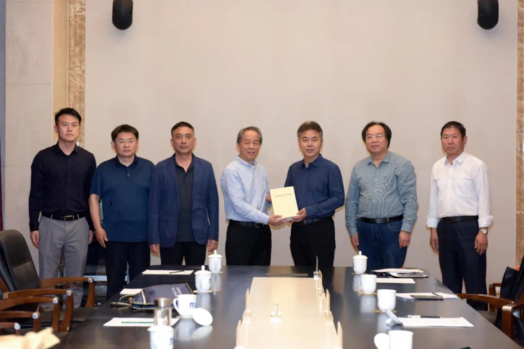 河北省科学技术协会领导到河北省测绘学会调研并赠送书籍 河北省科学技术协会领导到河北省测绘学会调研并赠送书籍