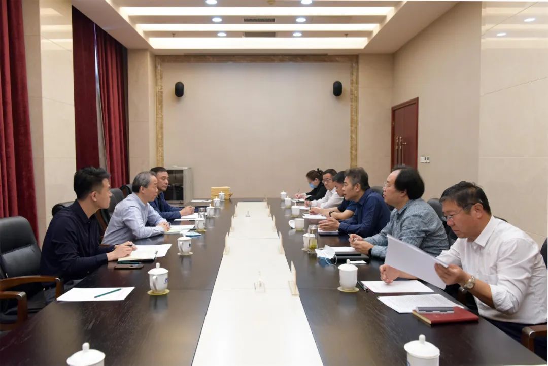 河北省科学技术协会领导到河北省测绘学会调研并赠送书籍