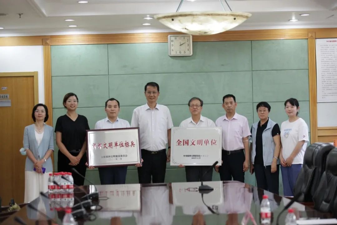 北京市科协刘晓勘副主席为北京测绘学会颁发全国文明单位奖牌并调研交流 北京市科协刘晓勘副主席为北京测绘学会颁发全国文明单位奖牌并调研交流